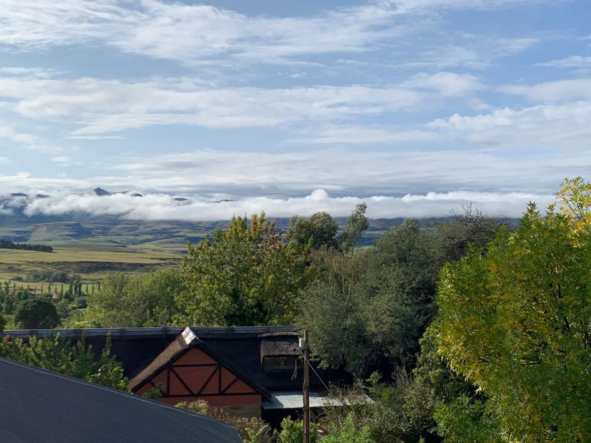 The Courtyard Guest House Clarens Bagian luar foto