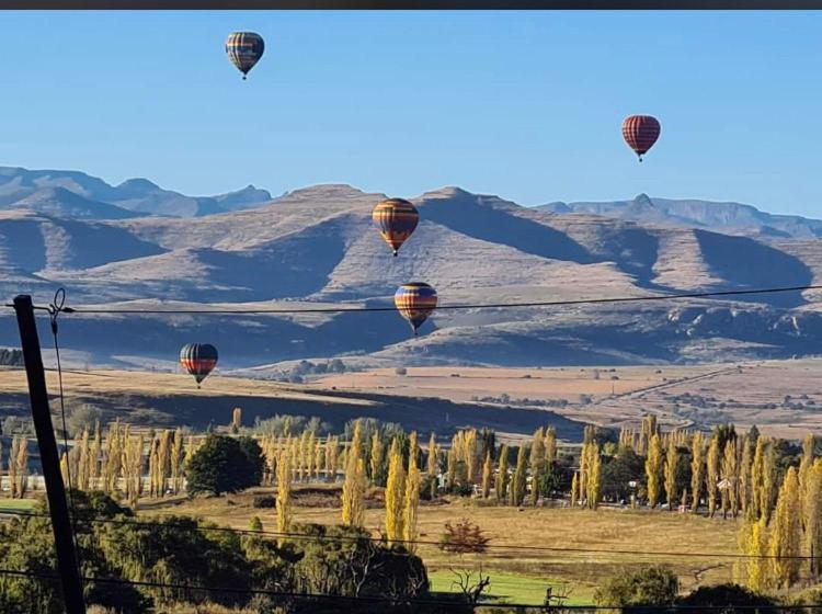 The Courtyard Guest House Clarens Bagian luar foto